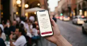 Cliente che consulta il sito web di un ristorante a Bologna dal cellulare, con menu visibile e pulsante per prenotare un tavolo online